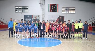Kaymakam Öztürk Okul Sporları Genç Erkekler Futsal grup maçlarını takip etti