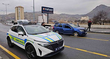 Kayseri'de 3 polis aracına çarparak kaçan şüpheli araç lastiklerine ateş edilerek yakalandı