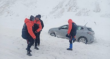 Kayseri'de AFAD ekipleri mahsur kalan araçlara yardıma koştu