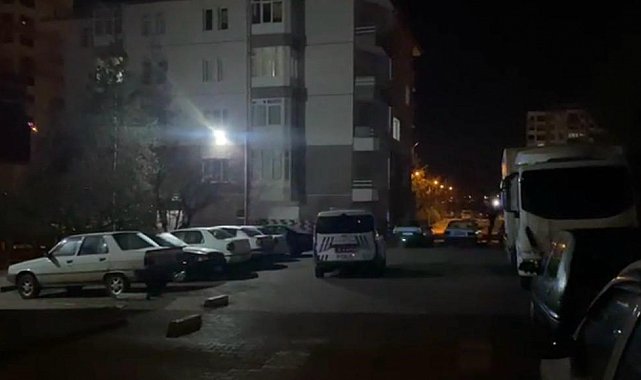 Kayseri'de ekipler 1 saat arayla yaşanan farklı olaylarda bıçakla yaralanan 2 şahsı araçta buldu
