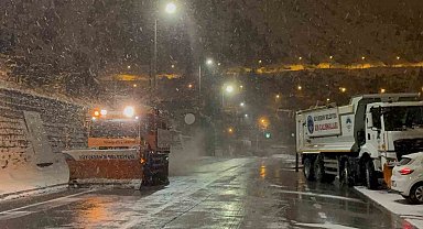 Kayseri'de gece saatlerinde başlayan kar yağışı kenti beyaza bürüdü