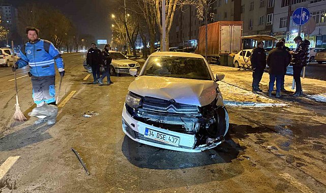 Kayseri'de iki otomobilin çarpıştığı kazada 3 kişi yaralandı