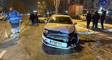 Kayseri'de iki otomobilin çarpıştığı kazada 3 kişi yaralandı
