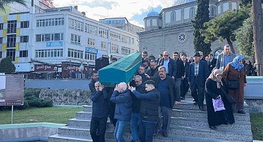 Kaza süsüyle eşini ve çocuğunu öldürdükten sonra intihar eden doktor Samsun'da toprağa verildi