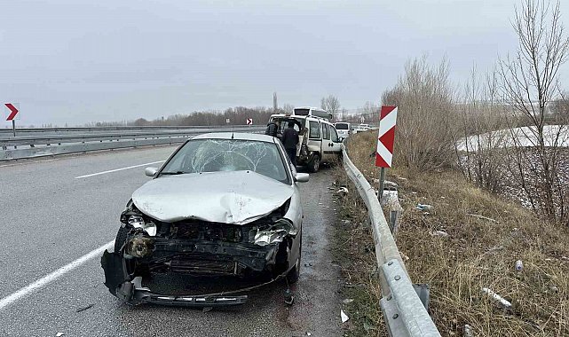 Kaza yapan araçlarının yanında bekleyen vatandaşlara otomobil çarptı: 5 yaralı