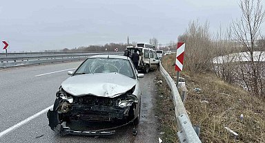 Kaza yapan araçlarının yanında bekleyen vatandaşlara otomobil çarptı: 5 yaralı