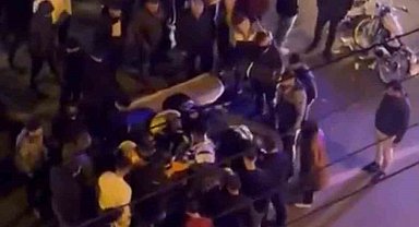 Kaza yapan motosiklet sürücüsünün acılar içinde bağırması kameraya yansıdı