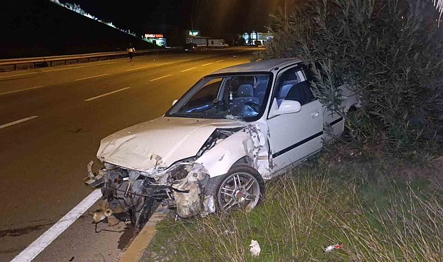 Kaza yapan otomobil refüjde terk edilmiş bulundu