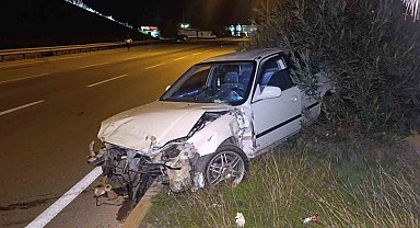 Kaza yapan otomobil refüjde terk edilmiş bulundu