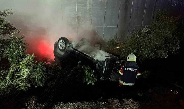 Kaza yapıp ters dönen elektrikli araçtaki yangına ekipler müdahale etti