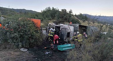 Kaza yaptıktan sonra alevlere teslim olan tırdaki 2 kişi öldü, taşınan anguslar otobana yayıldı