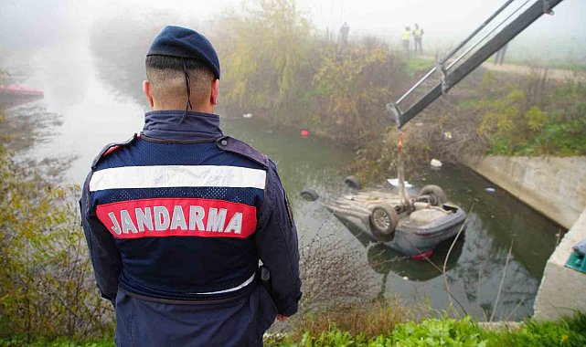 Kazada ölen arkadaşını araçta bırakıp kaçtılar