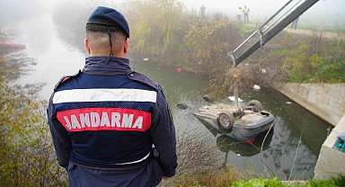 Kazada ölen arkadaşını araçta bırakıp kaçtılar