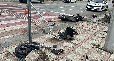 Kazada parçalanan motosikletin sürücüsü ağır yaralandı