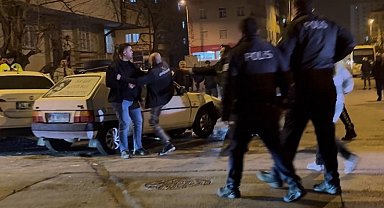 Kazada savrulan otomobil kaldırımdaki yayalara çarptı: 4 yaralı