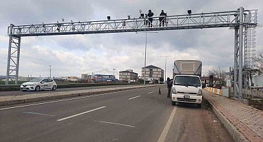 Kazada zarar gören otoyol plaka tanıma sistemi direği yenilendi