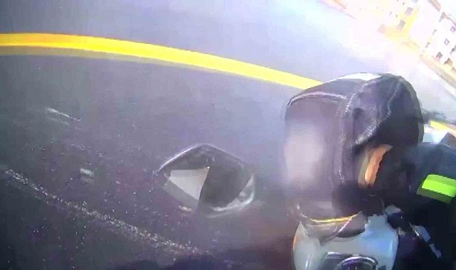 Kazayı burnu kanamadan atlatan motosikletlinin yardımına koşan sürücü yürekleri ısıttı