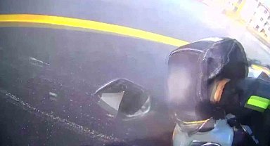 Kazayı burnu kanamadan atlatan motosikletlinin yardımına koşan sürücü yürekleri ısıttı