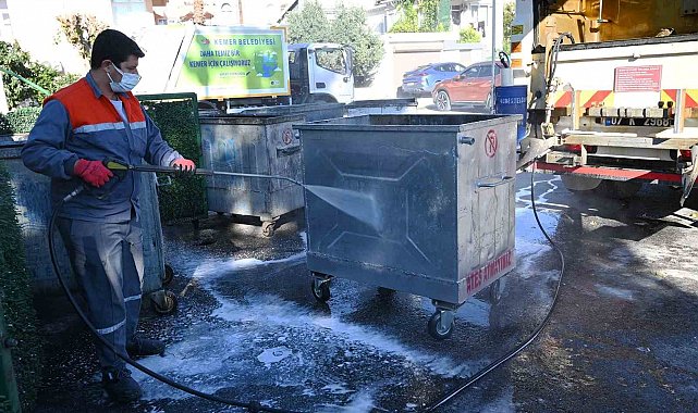 Kemer'de çöp konteynerleri dezenfekte ediliyor