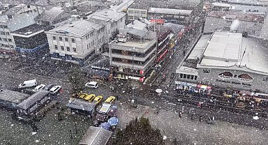Kent merkezinde lapa lapa yağan kar havadan görüntülendi