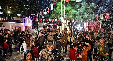 Kepez'de yeni yıl heyecanı suni kar yağışıyla başladı