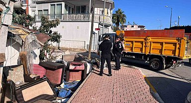 Kepezde müstakil ev çevresindeki 2 kamyon çöp atık malzeme toplandı