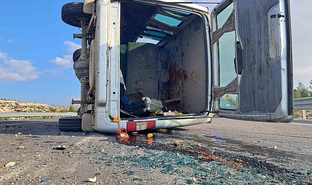 Kilis-Hatay karayolunda panelvanla cip çarpıştı: 3 yaralı