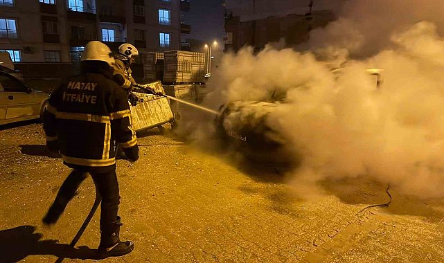 Kırıkhan'da hafif ticari araç yandı