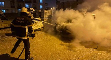 Kırıkhan'da hafif ticari araç yandı