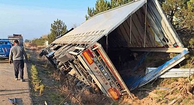 Kırıkkale'de tır devrildi: 5 büyükbaş hayvan telef oldu