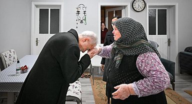 Kırklareli Valisi Turan, şehit annesinin elini öptü