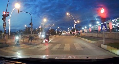Kırmızı ışık ihlali yapan motosikletli yayaya çarptı, 2 kişi yaralandı: O anlar kamerada