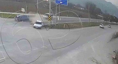 Kırmızı ışıkta bekleyen otomobile arkadan otomobil çarptı: Kaza anı kamerada