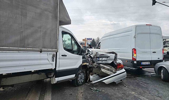 Kırmızı ışıkta duramayan kamyonet ortalığı savaş alanına çevirdi: 1'i ağır 3 yaralı