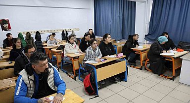 Kırşehir'de 74 engelli vatandaş gönüllü öğretmenlerle KPSS'ye hazırlanıyor