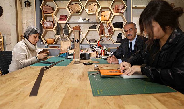 Kırşehir'de Ahi Evran'ın mesleği deri işlemeciliği modern tasarımlarla yeniden hayat buluyor