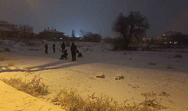 Kırşehir'de kar yağışı başladı, çocuklar kendini dışarı attı