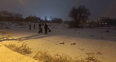 Kırşehir'de kar yağışı başladı, çocuklar kendini dışarı attı