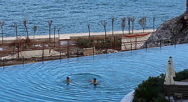 Kış ortasında havuz keyfi