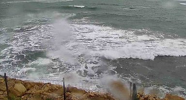 Kocaeli'de fırtına etkili oluyor: Sahillerde dalgalar yükseldi, zirvede yağmur ve sis hakim