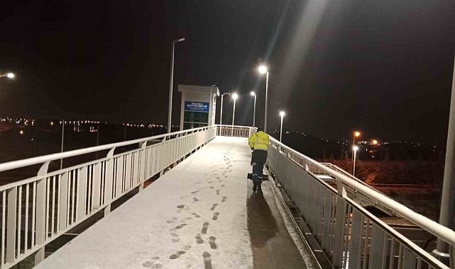 Kocaeli'de karla mücadele çalışmaları sürüyor