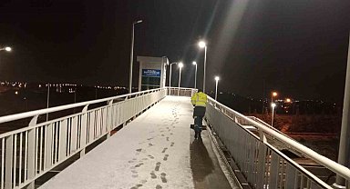 Kocaeli'de karla mücadele çalışmaları sürüyor