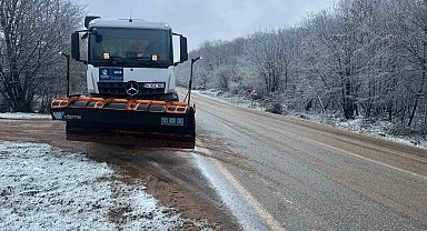 Kocaeli'de yoğun kar yağışı: Ekipler yolları açık tutmak için çalışıyor