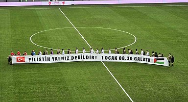 Kocaelispor-Erzurumspor maçında takımlar sahaya Filistin pankartıyla çıktı