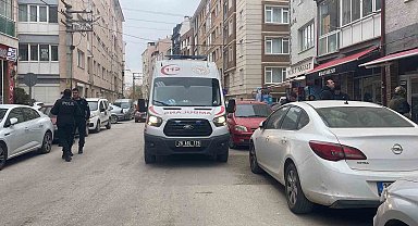 Kollarından ve kafasından yaralanan genç hastaneye kaldırıldı, fail aranıyor