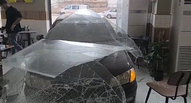 Kontrolden çıkan araç dönerciye girdi