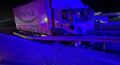 Kontrolden çıkan kamyon orta refüje çarparken, sürücüsü yaralandı