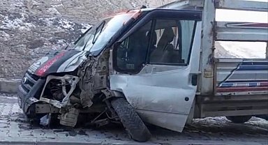 Kontrolden çıkan kamyonet direğe çarptı: 1 yaralı