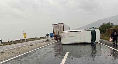 Kontrolden çıkan minibüs devrildi; 1 yaralı