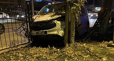 Kontrolden çıkan minibüs, refüjdeki ağaca çarparak durabildi